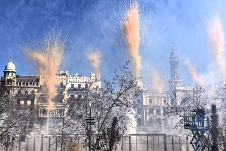 Mascletá espectacular en honor a los afectados por la dana