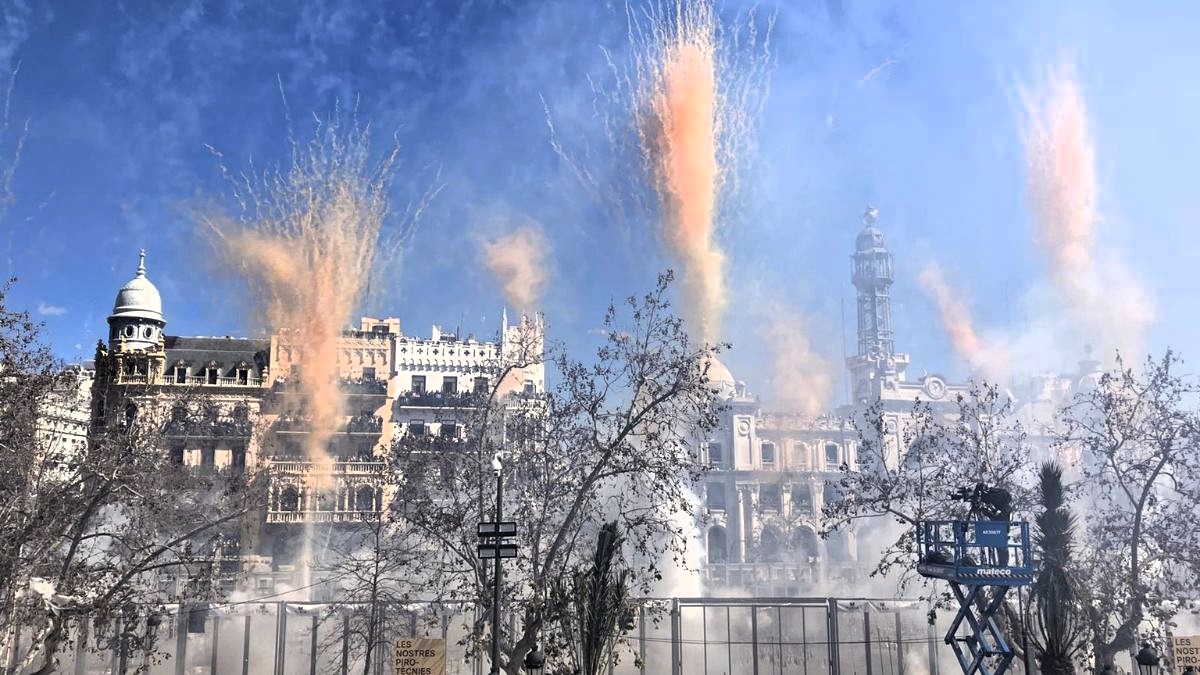 Mascletá espectacular en honor a los afectados por la dana