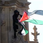 Big Ben: Un activista se sube con la bandera de palestina