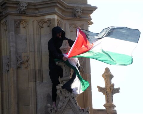 Big Ben: Un activista se sube con la bandera de palestina