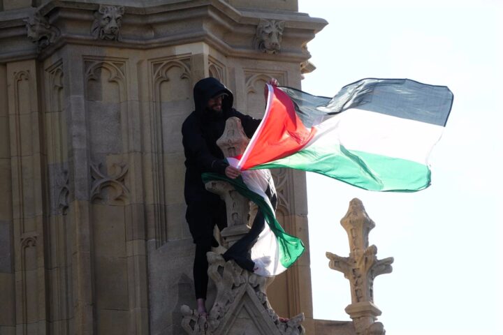 Big Ben: Un activista se sube con la bandera de palestina