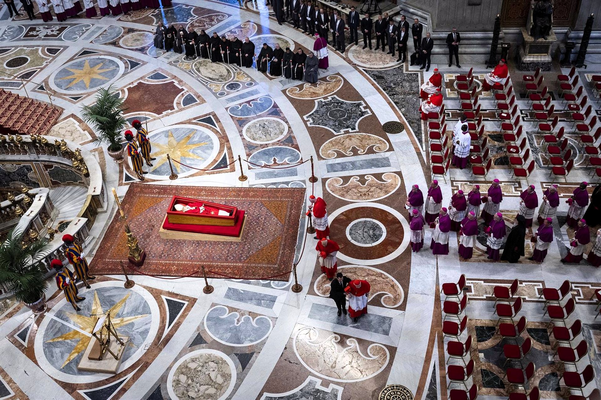 El viernes, los religiosos podrán velar al Papa hasta las 20:00 horas, momento en el que se realizará el rito de cierre del féretro