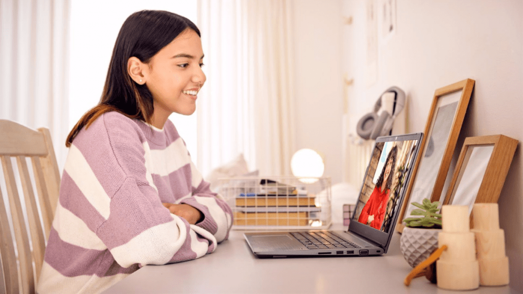 Estudiante delante de un ordenador portátil, tecnologías como metaverso e IA