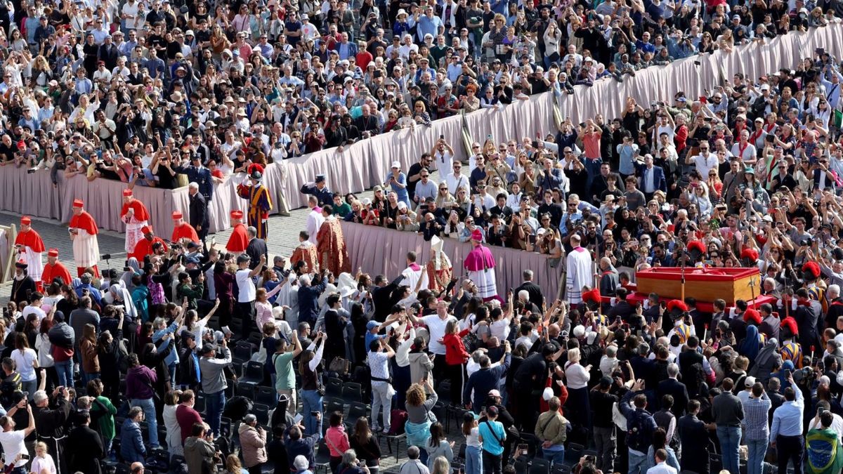 El féretro con el cuerpo de Francisco recorre entre aplausos de miles de personas la plaza de San Pedro