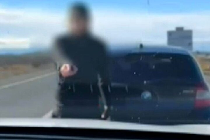 Para en la carretera, se baja del coche y amenaza a un conductor