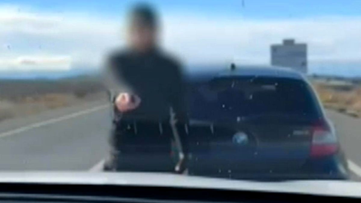 Para en la carretera, se baja del coche y amenaza a un conductor