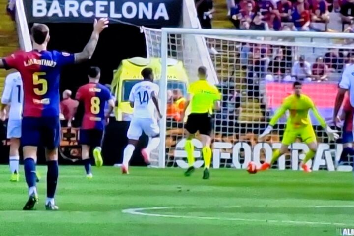 El FC Barcelona ata LaLiga en un Clásico loco
