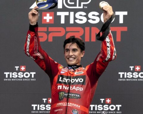Marc Márquez arrasa al esprint y asalta el liderato de MotoGP