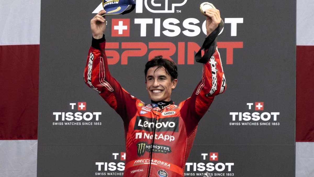 Marc Márquez arrasa al esprint y asalta el liderato de MotoGP