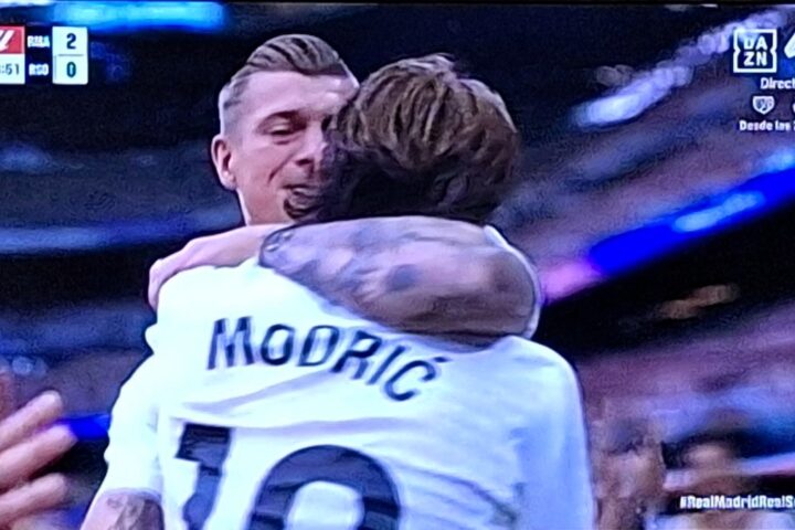 Lágrimas para despedir a Modric y Ancelotti, leyendas del Real Madrid