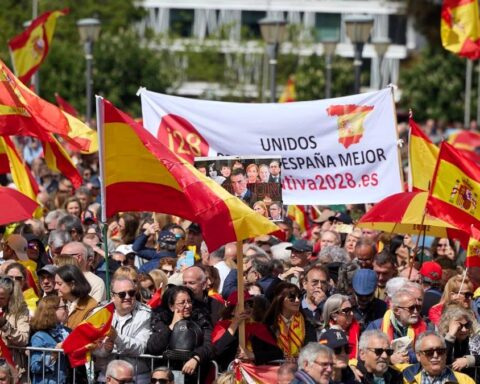 Miles de personas exigen en Madrid la dimisión de Sánchez y elecciones ya en una protesta secundada por PP y Vox