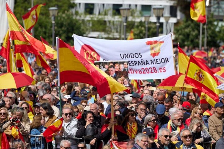 Miles de personas exigen en Madrid la dimisión de Sánchez y elecciones ya en una protesta secundada por PP y Vox