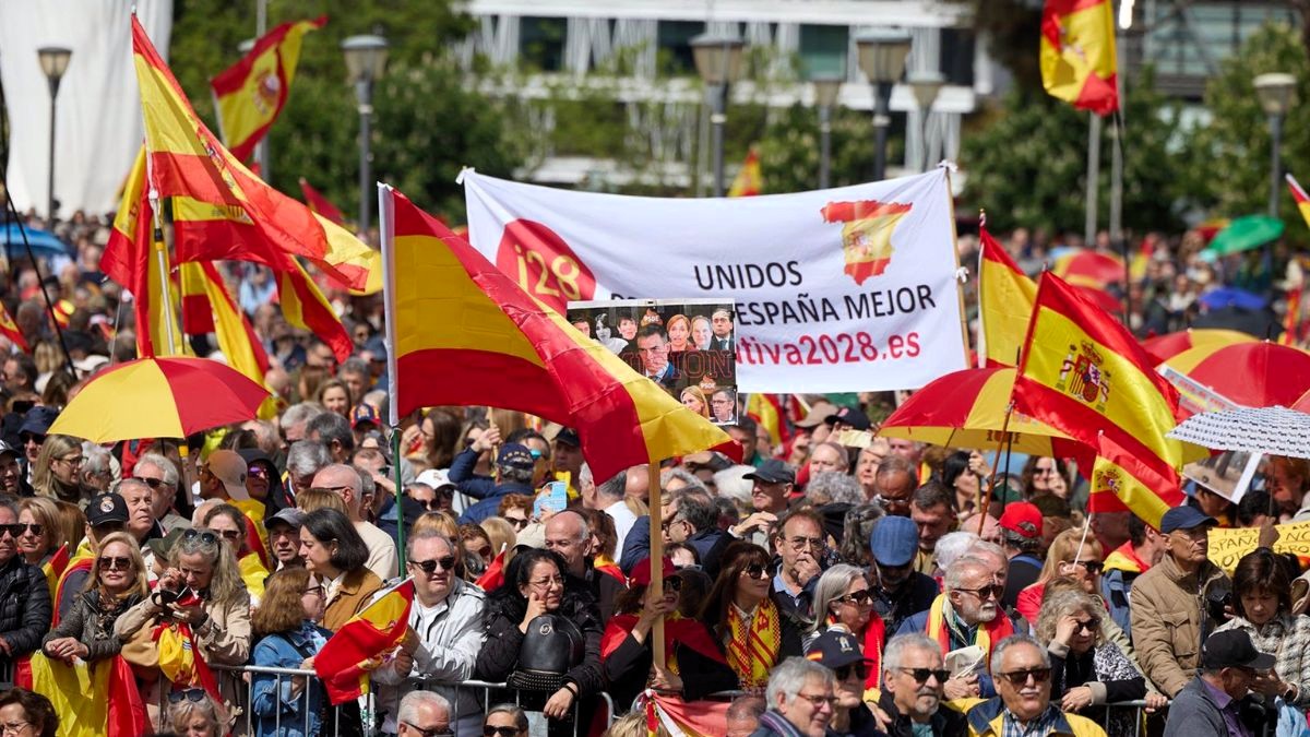Miles de personas exigen en Madrid la dimisión de Sánchez y elecciones ya en una protesta secundada por PP y Vox