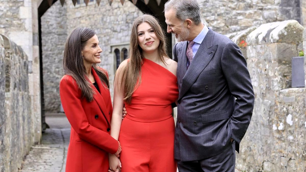 Los Reyes acompañan a la infanta Sofía en su graduación en Gales
