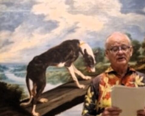El actor Bill Murray frente a la obra 'Fábula del perro y la presa'