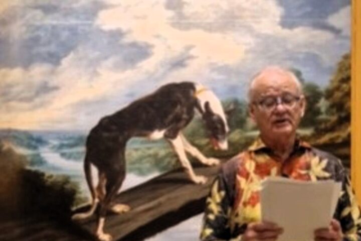 El actor Bill Murray frente a la obra 'Fábula del perro y la presa'