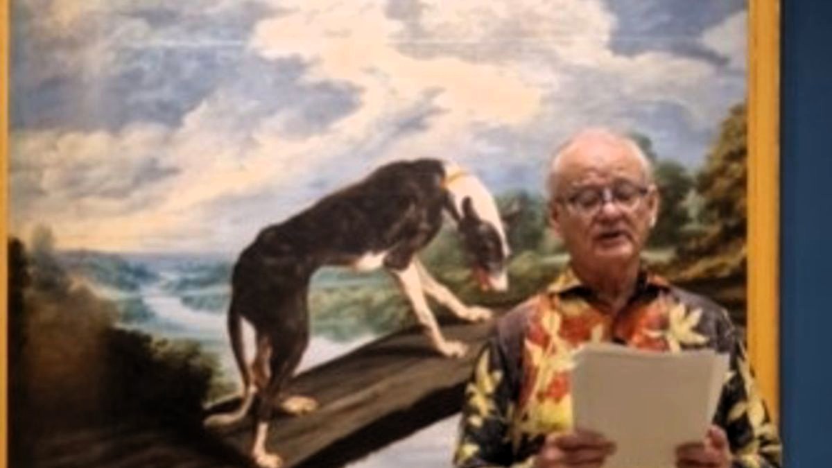 El actor Bill Murray frente a la obra 'Fábula del perro y la presa'