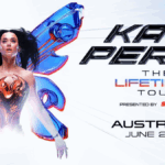 Katy Perry en el punto de mira por golpear el curioso regalo de un fan durante un concierto