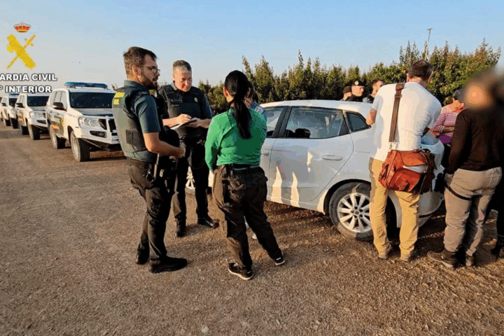 Dos detenidos por mantener en condiciones precarias a 200 jornaleros