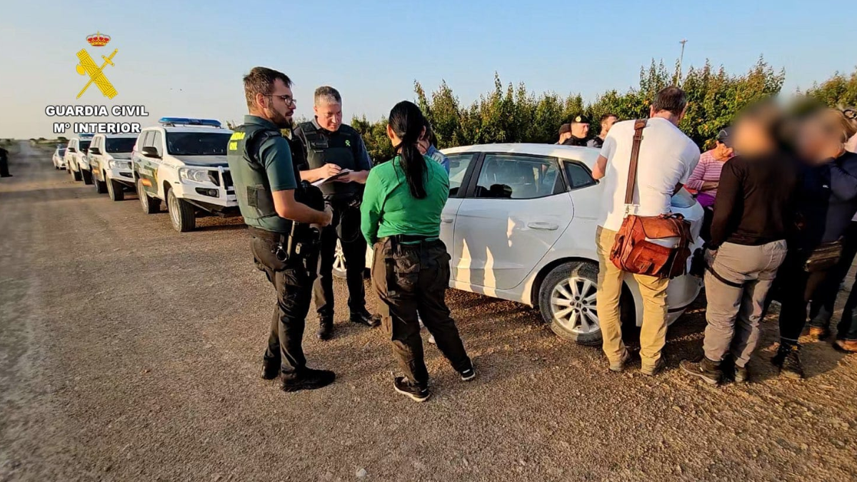 Dos detenidos por mantener en condiciones precarias a 200 jornaleros