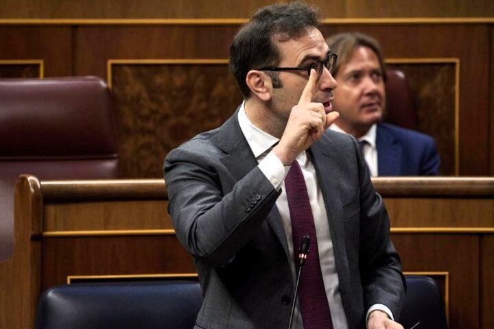 El Gobierno autoriza la OPA de BBVA a Sabadell si se mantienen como entidades independientes 3 años