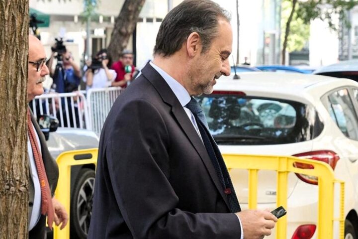 Ábalos llega al Supremo entre gritos de "corrupto" y "putero"