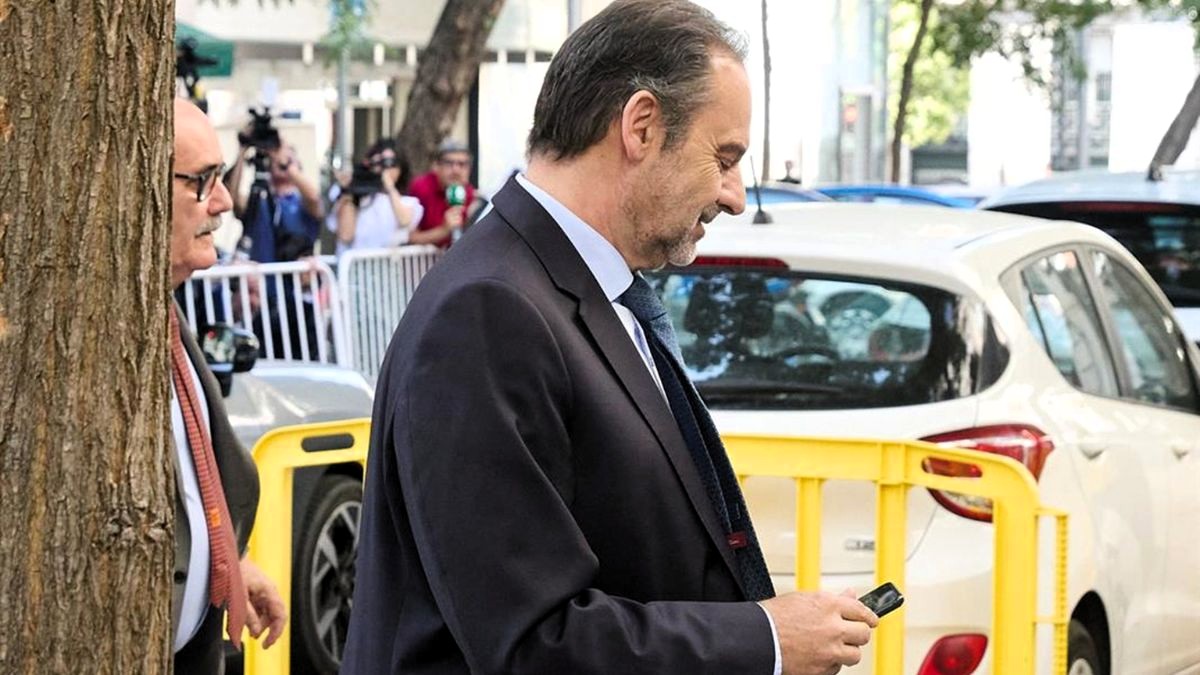 Ábalos llega al Supremo entre gritos de "corrupto" y "putero"