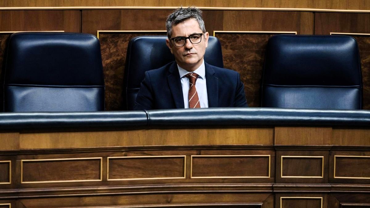 El juez Peinado pide al Supremo que investigue al ministro Bolaños por malversación y falso testimonio