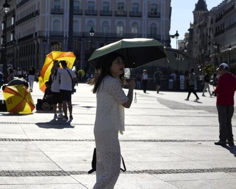 Todo el país sigue en aviso por temperaturas de récord por la ola de calor que continuará hasta el miércoles
