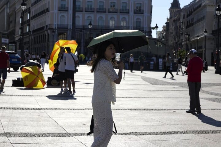 Todo el país sigue en aviso por temperaturas de récord por la ola de calor que continuará hasta el miércoles