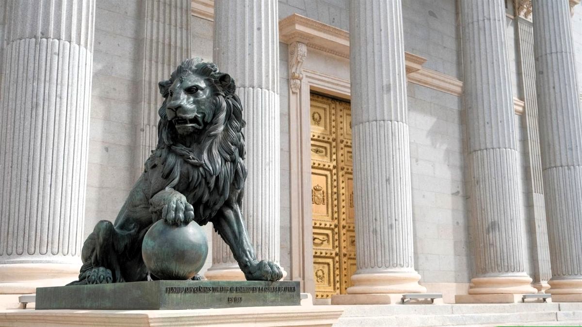 El Congreso pide al Gobierno una bajada general de impuestos con el voto favorable de PP, Vox y Junts