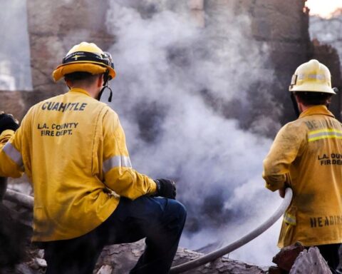 Al menos dos muertos por disparos de "francotiradores" mientras sofocaban un incendio forestal