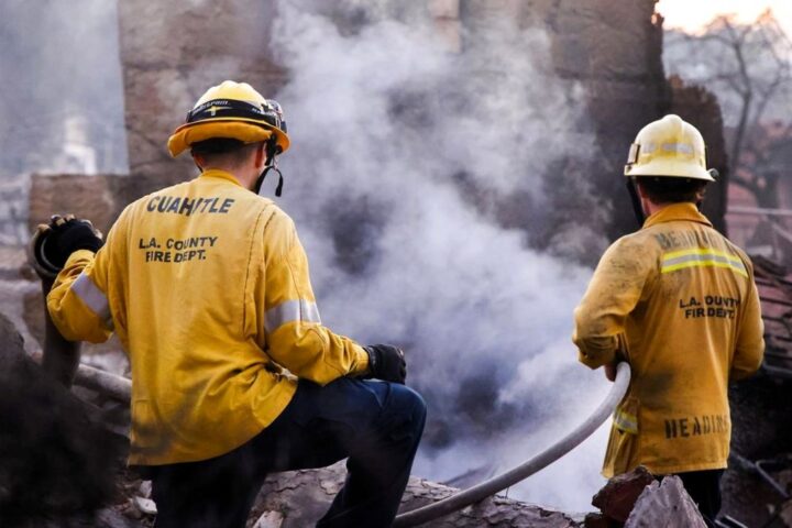 Al menos dos muertos por disparos de "francotiradores" mientras sofocaban un incendio forestal