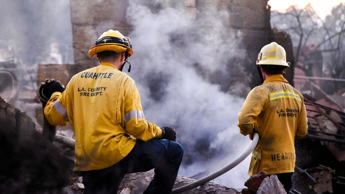 Al menos dos muertos por disparos de "francotiradores" mientras sofocaban un incendio forestal