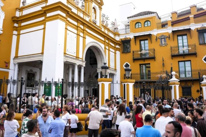 El 'nuevo' rostro de la Macarena tras su rehabilitación abre un cisma en la popular cofradía sevillana