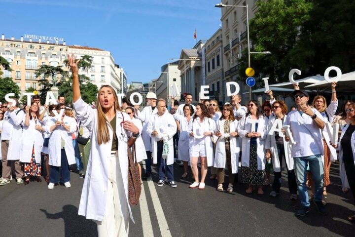 Los médicos, en pie de guerra contra el estatuto que regula sus condiciones laborales