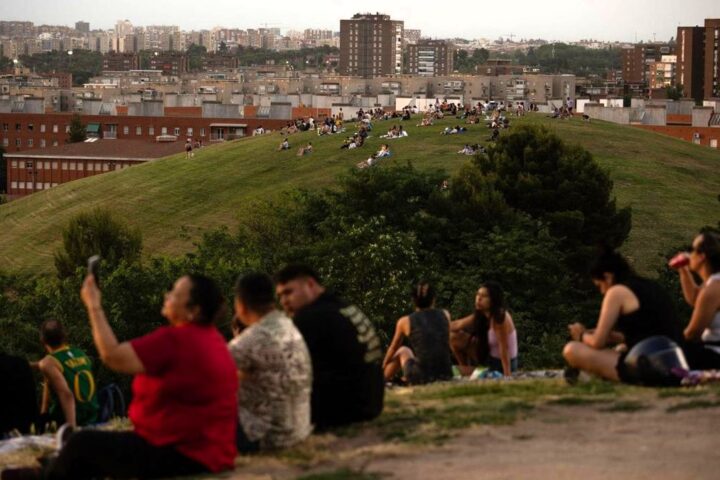 Una dana trae lluvias, tormentas, viento y oleajes con avisos en catorce comunidades