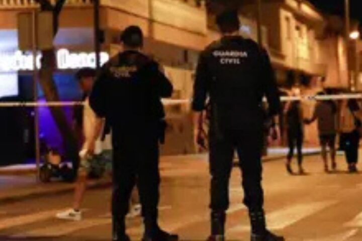 Varios agentes de la Guardia Civil controlan los accesos durante una manifestación no autorizada y promovida por grupos de ultraderecha en redes sociales, a 15 de julio de 2025, en Torre Pacheco, Murcia (España). A raíz de la agresión a un anciano el pasa - Edu Botella - Europa Press