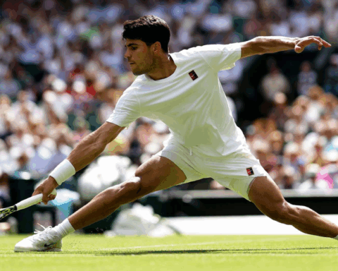 Alcaraz supera a Fognini en un debut agónico en Wimbledon 2025