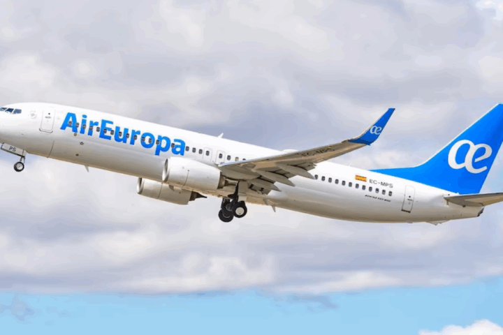 Tensión en el aire: un vuelo destino Madrid realiza un aterrizaje de emergencia a los 10 minutos de iniciar el vuelo