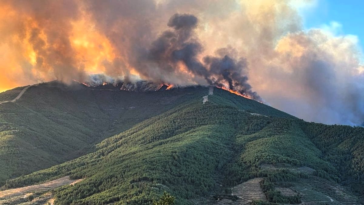 Más de 500 efectivos luchan contra el incendio en Ávila, que se ha convertido en un monstruo de fuego
