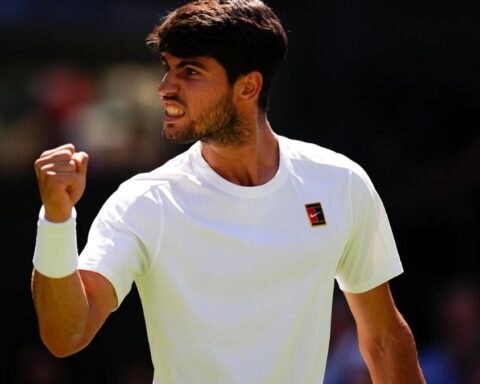 Alcaraz vence a Taylor Fritz y se cita con la historia en su tercera final en Wimbledon