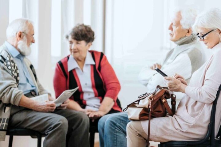 Un grupo de La mitad de los españoles cree que el sistema sanitario no está preparado para afrontar el envejecimiento de la población
