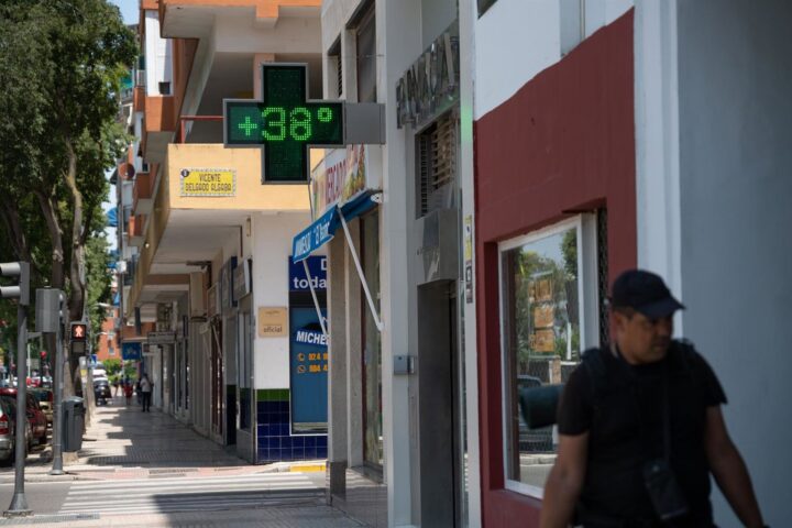 Casi toda España sigue con avisos por altas temperaturas, con alertas en 35 provincias y máximas de 41ºC