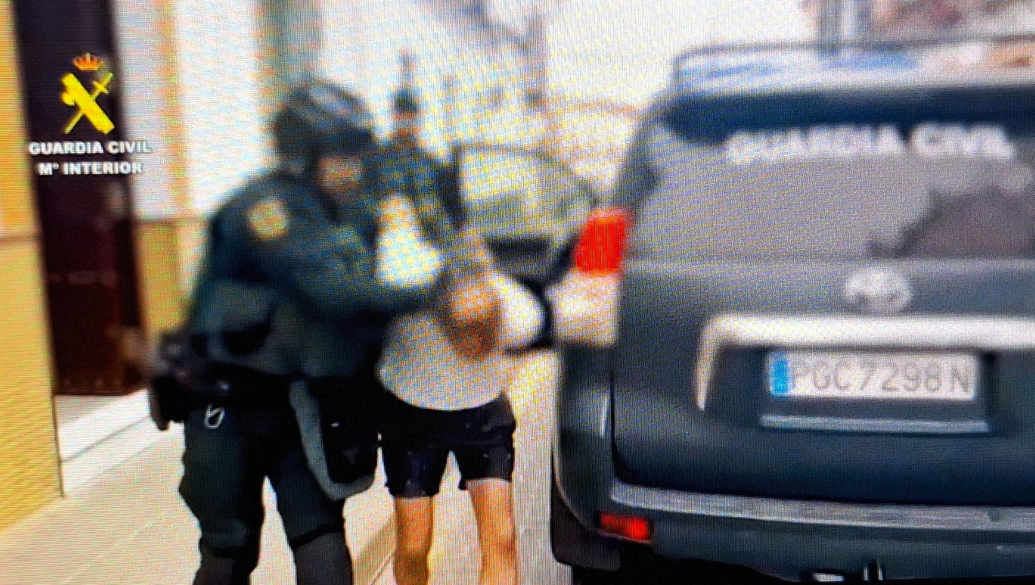 Amenaza con un arma de fuego en la cabeza a su expareja y trata de huir por los tejados