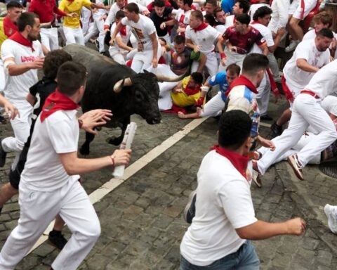 Los Miura cierran los encierros de San Fermín con una carrera rapidísima y limpia