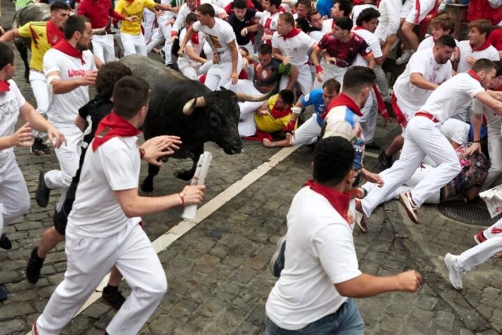 Los Miura cierran los encierros de San Fermín con una carrera rapidísima y limpia