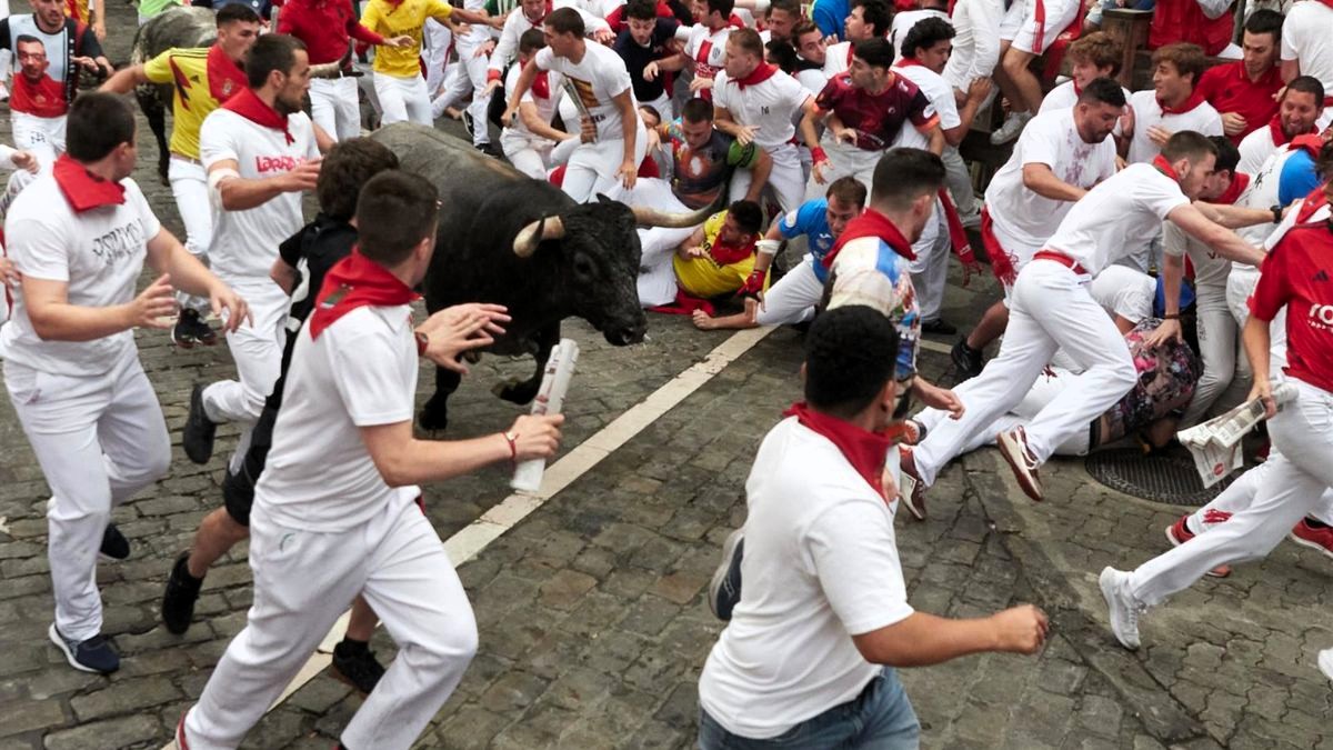 Los Miura cierran los encierros de San Fermín con una carrera rapidísima y limpia