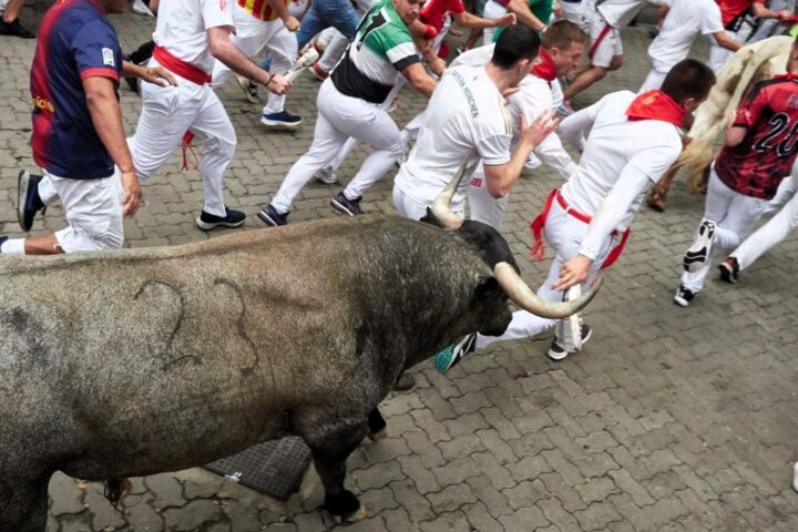 Un toro desata el pánico en la plaza en el sexto encierro de los Sanfermines