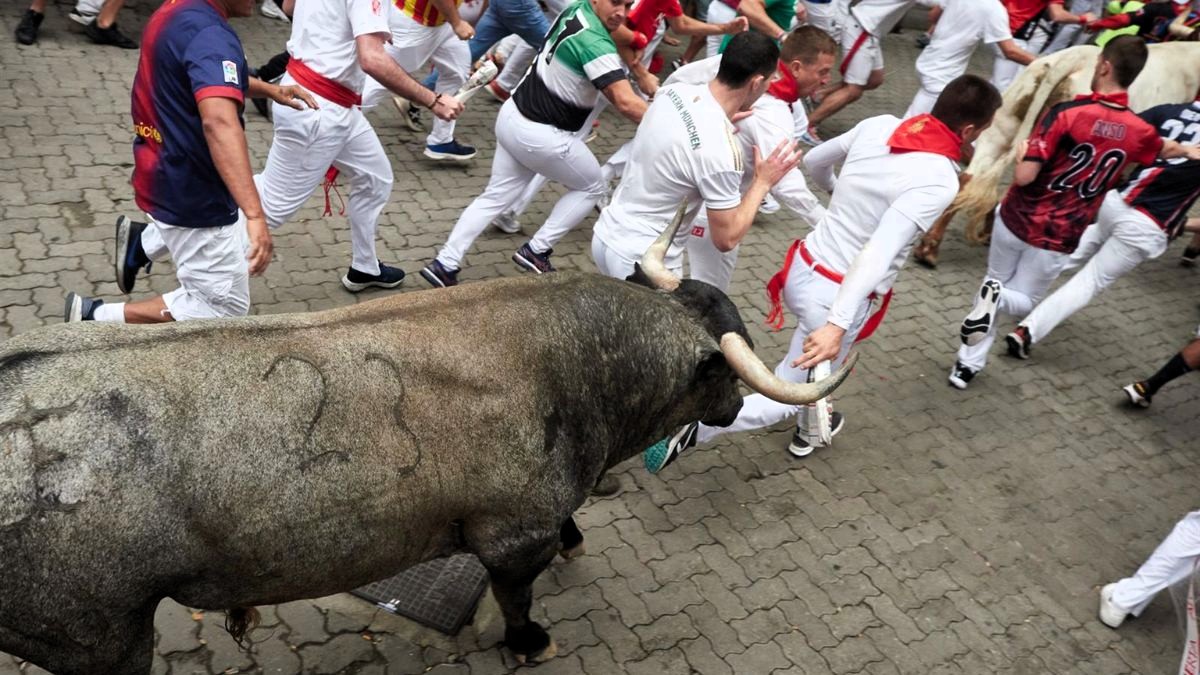 Un toro desata el pánico en la plaza en el sexto encierro de los Sanfermines